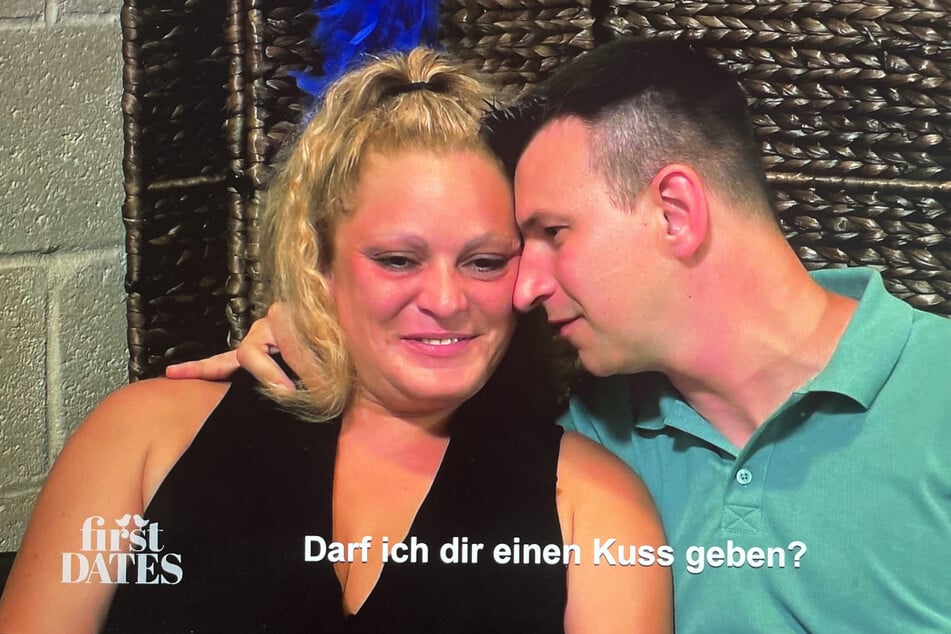 In der Fotobox geht Günther aufs Ganze, doch Janine bremst den Kussversuch höflich aus.