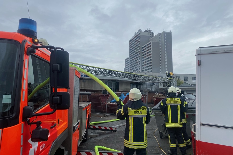 Inzwischen wurde das Feuer vollständig gelöscht. Rund 35 Einsatzkräfte der Kölner Feuerwehr waren vor Ort.