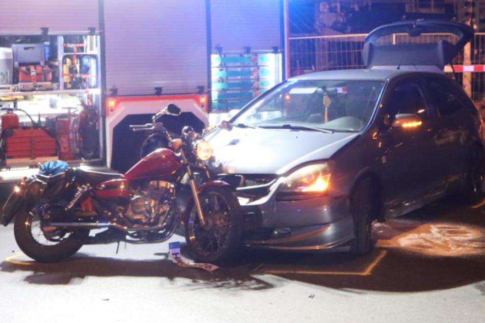 Auto kracht in Motorrad: 69-Jährige muss ins Krankenhaus!