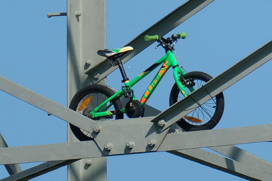 Mit Kabelbindern wurde das Fahrrad am Mast befestigt.