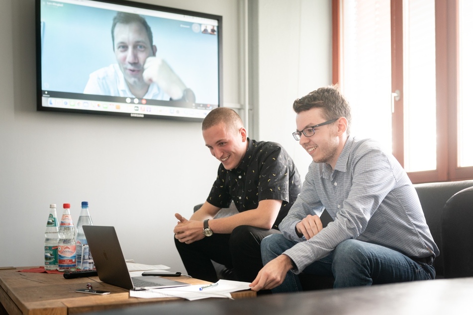 Die TAG24-Redakteure Paul Hoffmann (28, r.) und Erik Töpfer (21) im virtuellen Gespräch mit Lars Klingbeil.