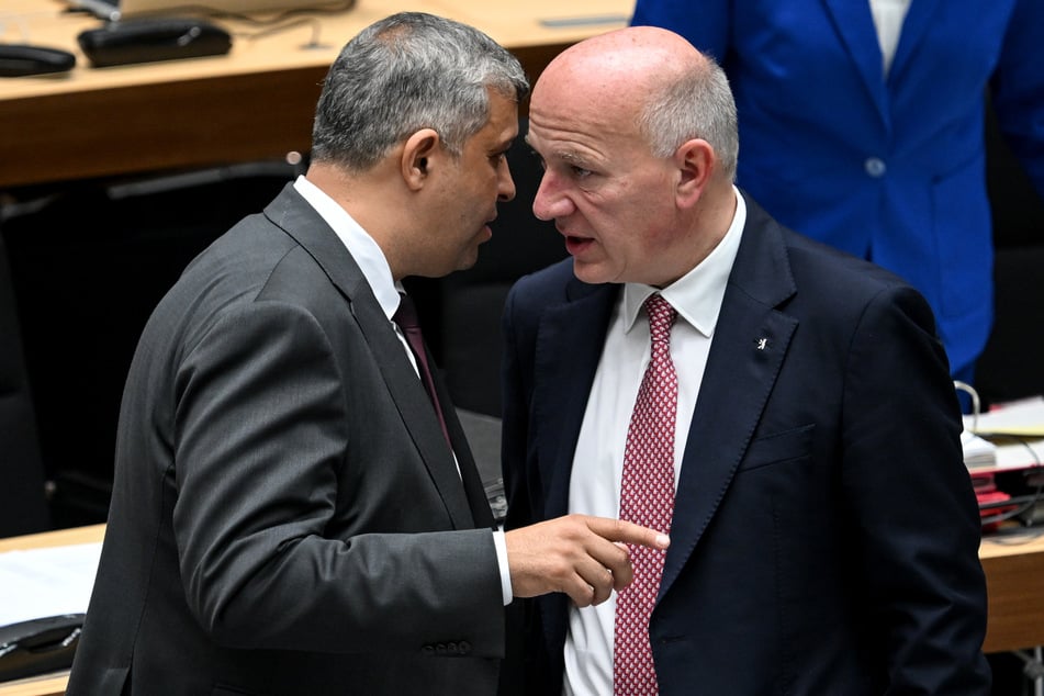 Fraktionsvorsitzender Raed Saleh (48, SPD, l.). und Berlins regierender Bürgermeister Kai Wegner (53, CDU) sind sich beim AfD-Verbotsverfahren einig.