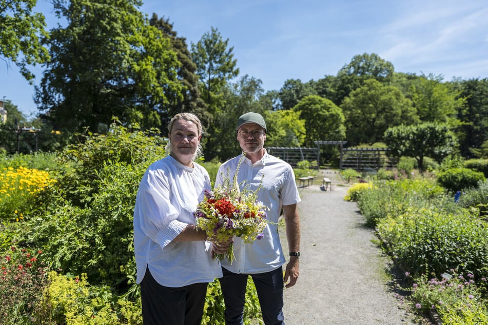 Sten Gillner (50), Leiter des Botanischen Gartens zeigte eins-Sprecherin Astrid von Watzdorf (56) den Baufortschritt und bedankte sich mit Blumen aus dem Botanischen Garten.