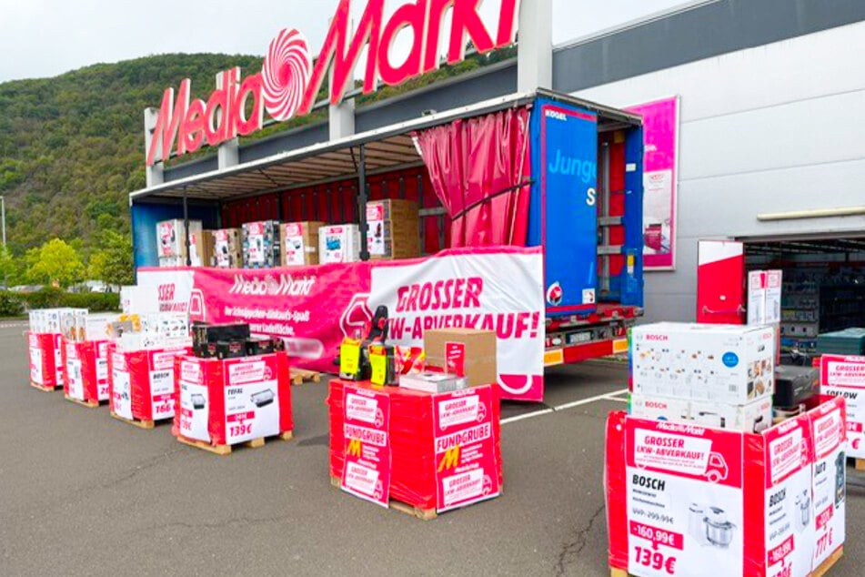 Eine Woche lang steht der LKW vor dem MediaMarkt in Idar-Oberstein. Schnell sein, lohnt sich.