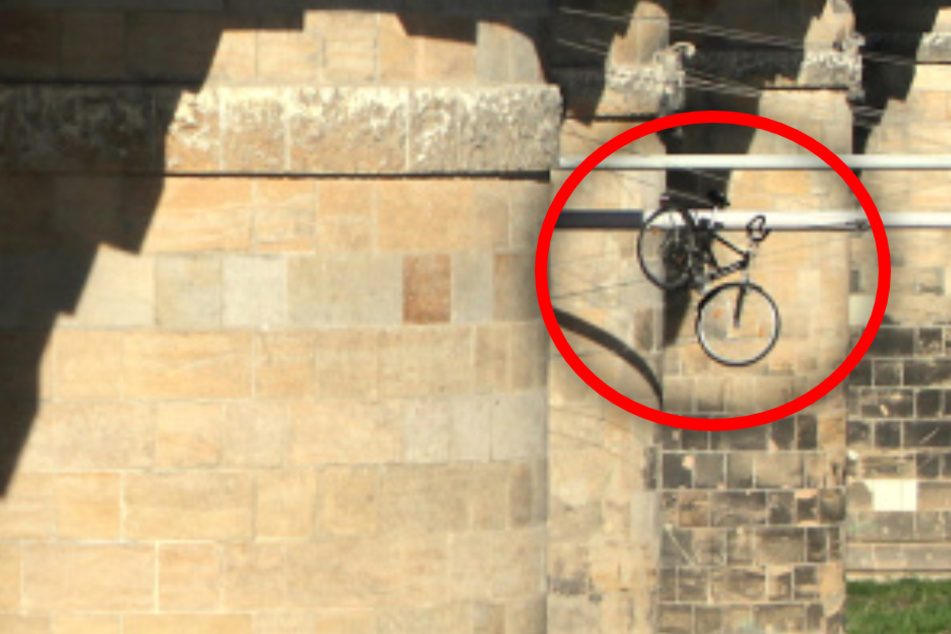 Hier hängt ein Fahrrad an der Altstadtbrücke