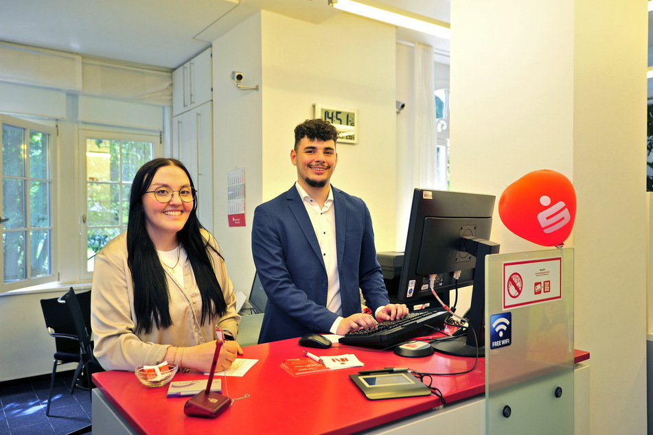 Nelly Salzer (20) und Eugen Dietrich Jakob (20) im Service-Bereich der Sparkassenfiliale.