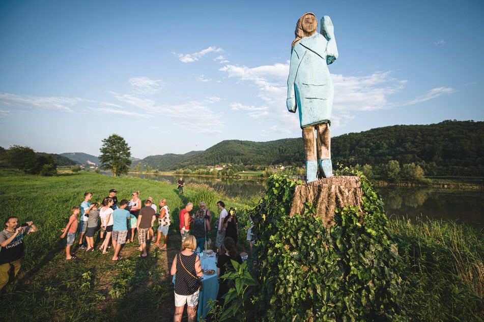 Statue Nummer eins - damals noch aus Holz - war ein Touri-Magnet und wurde abgefackelt.