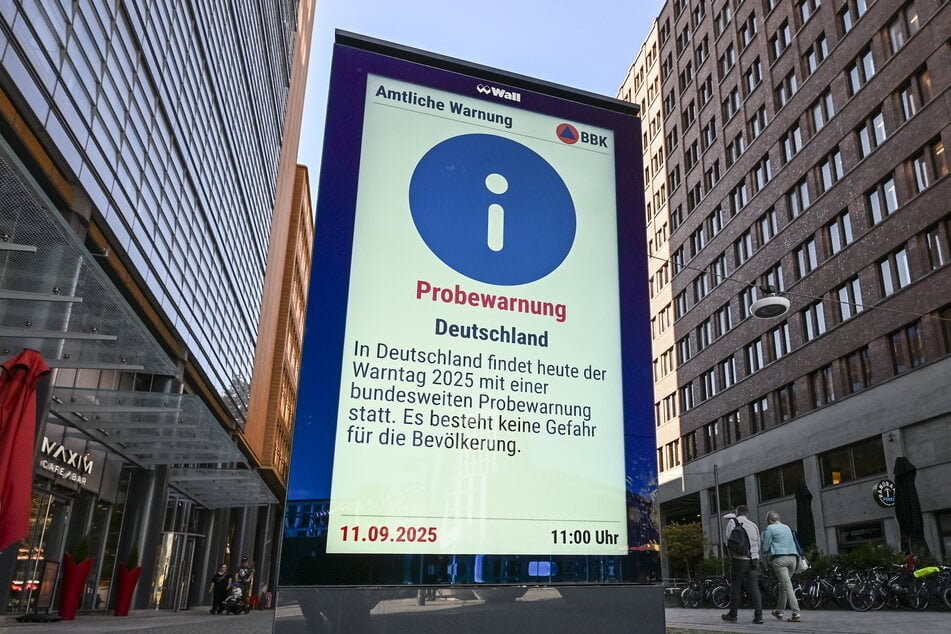 Auch auf der Werbetafel am Potsdamer Platz wurde der Warntag angezeigt.
