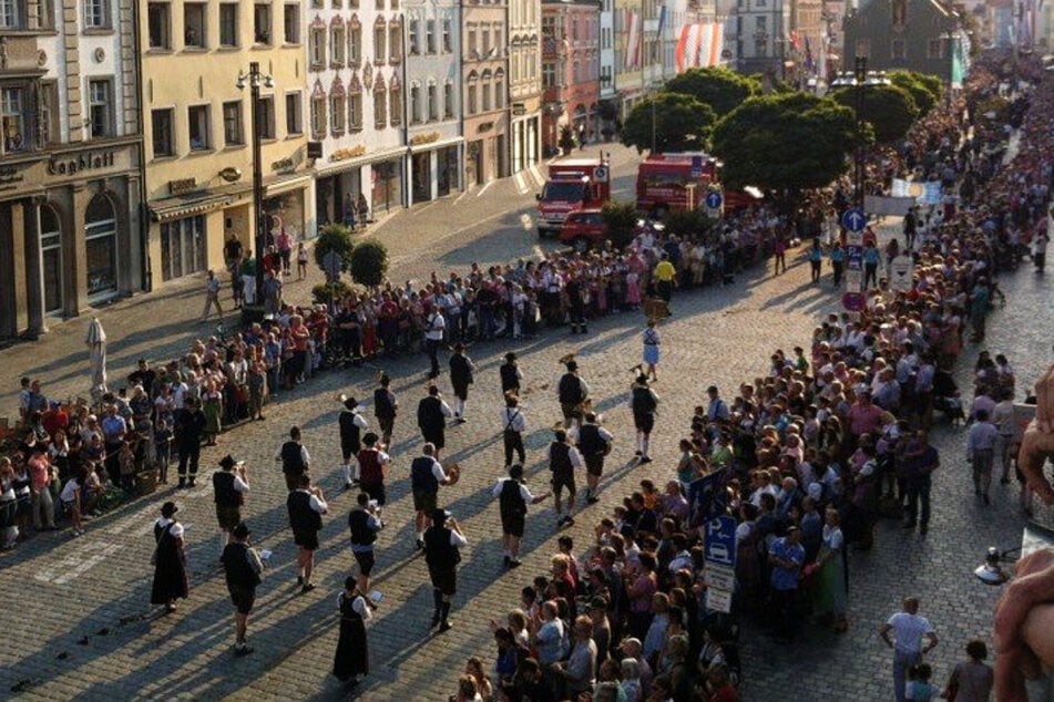 Mit dem traditionellen Auszug durch das Stadtzentrum beginnt am 8. August das zweitgrößte Volksfest in Bayern.