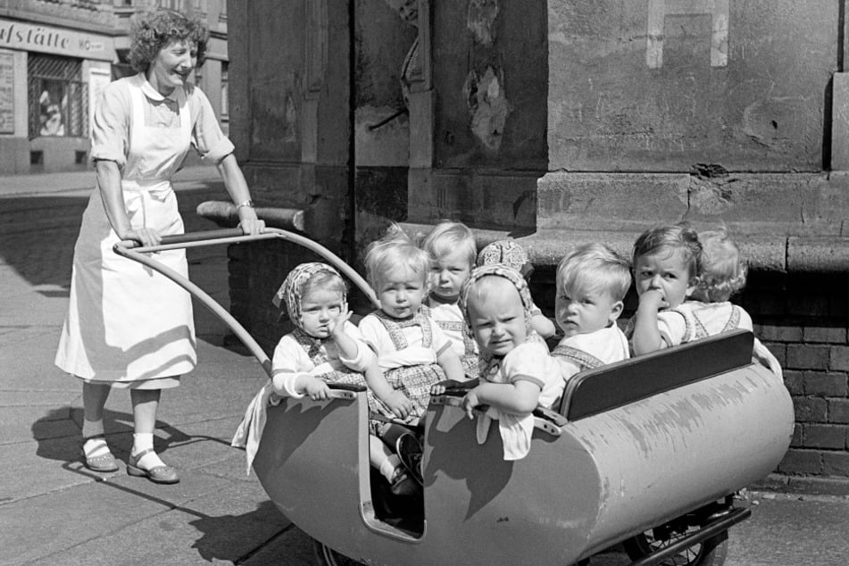 1959 schuf Billhardt das Foto "Kinderwagenbus" in Leipzig.