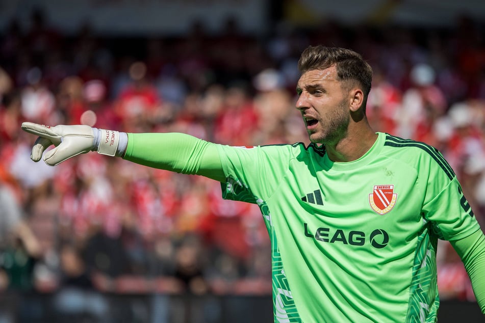 Energies neuer Keeper war am Ende des Tages völlig fertig vom Fliegen und Dirigieren.