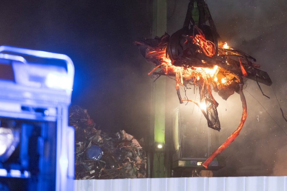 Großeinsatz auf Entsorgungshof: Metall-Schrott in Flammen, Gestank in der ganzen City