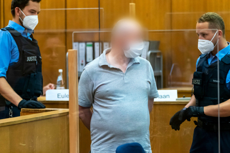 Der Mitangeklagte im Mordfall Lübcke, Markus H. (M., Foto vom 13. August) wird von zwei Justizbeamten in den Gerichtssaal geführt.