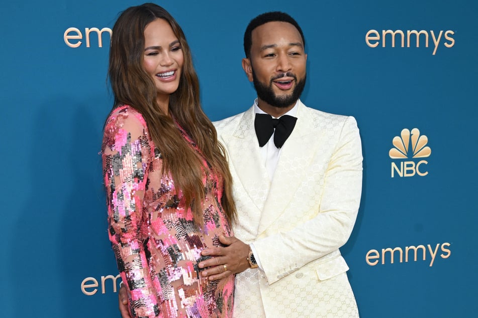 Already in September John Legend (44) stroked full of anticipation the still small baby bump of his Chrissy (37). Now the baby is here.