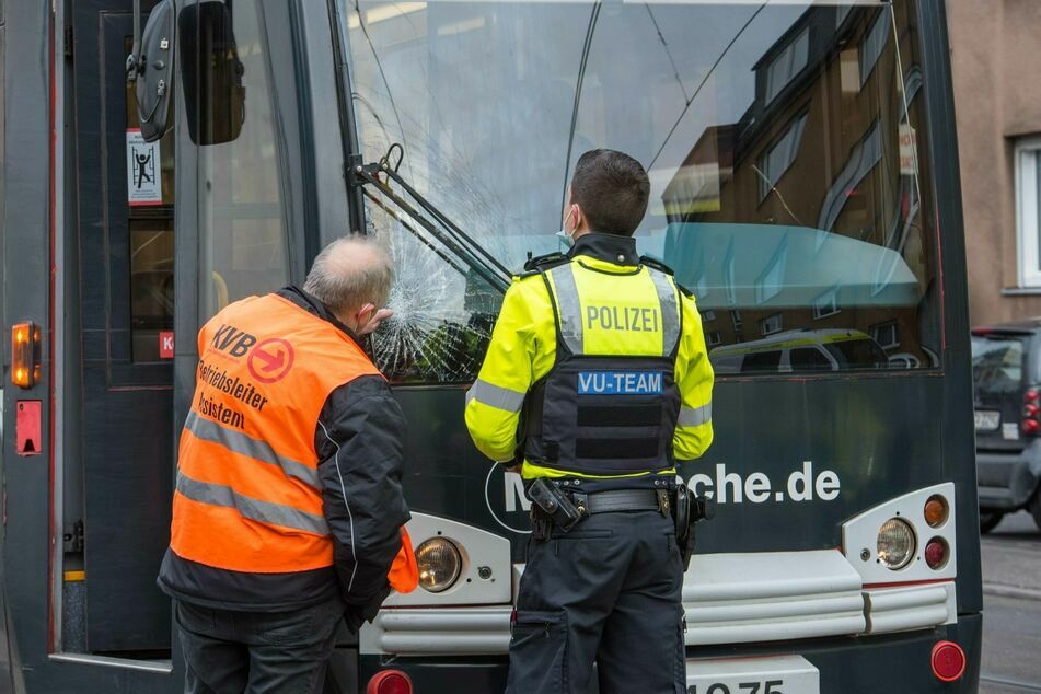 Der Rentner (†79) ist wenige Tage nach dem Straßenbahn-Unfall in Köln seinen schweren Verletzungen erlegen.