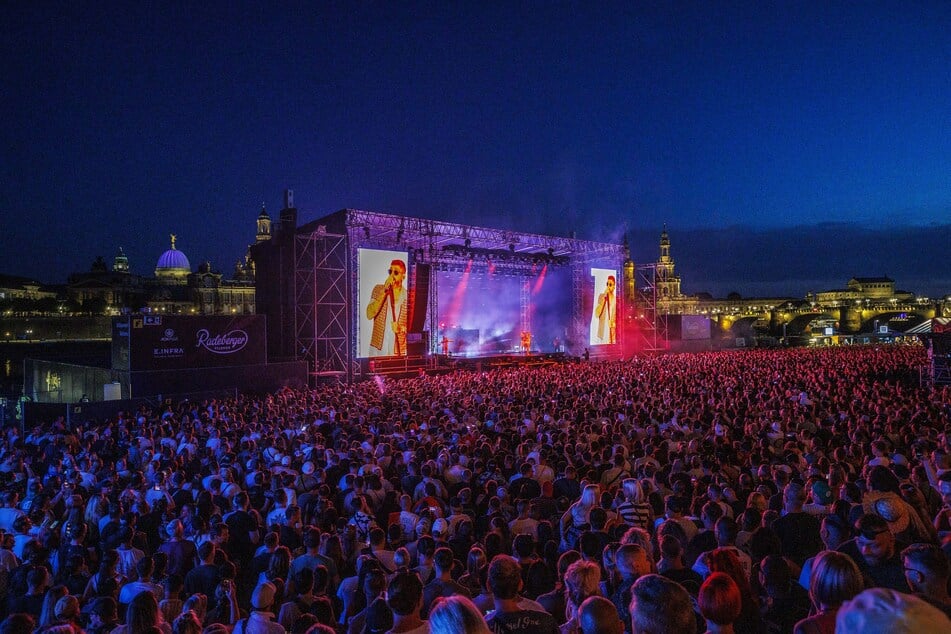 Rund 12.000 Fans feierten beim ausverkauften Sido-Konzert am Elbufer.
