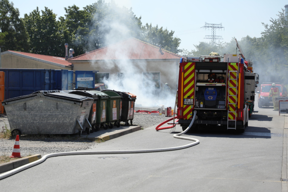 Durch den Brand auf dem Wertstoffhof Friedrichstadt entstand dichter Rauch.