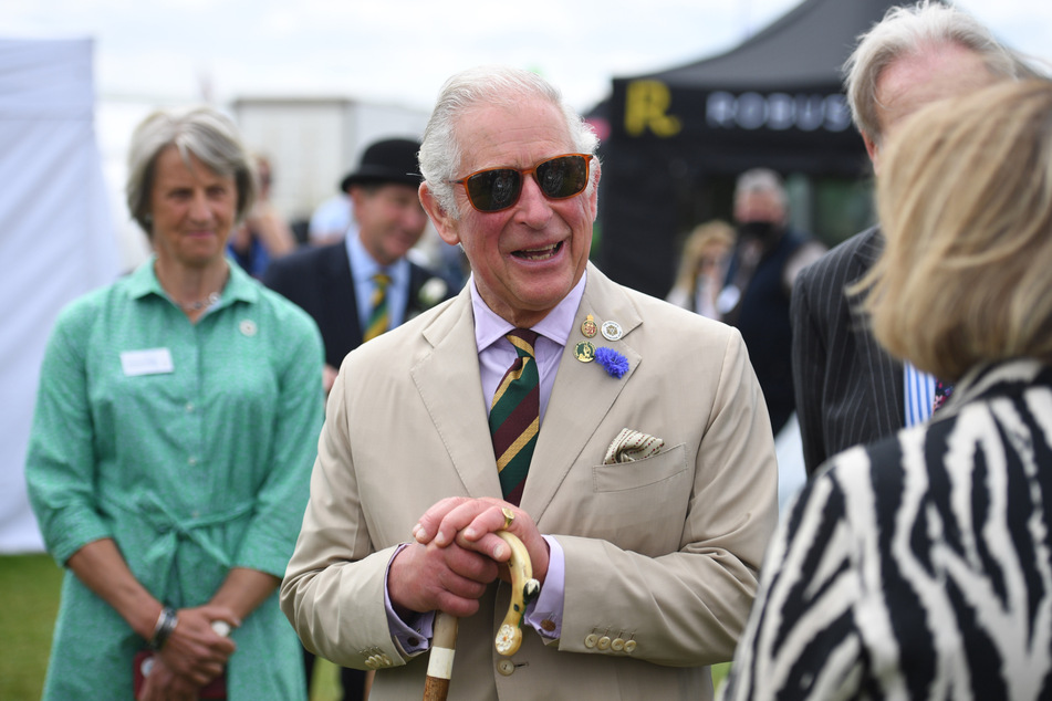 Prinz Charles besuchte die Agrarwirtschaftsausstellung "Great Yorkshire Show" im englischen Harrogate und erlitt dabei ein kleines Unglück mit einem Kuhfladen.