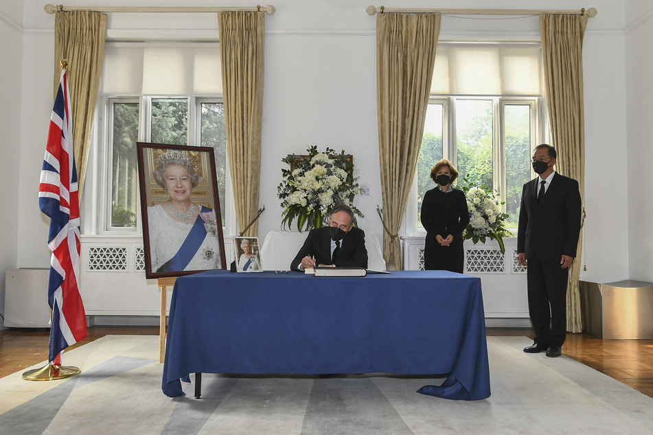 Der chinesische Vizepräsident Wang Qisha kondoliert in der britischen Botschaft in Peking: Lange war unklar, ob überhaupt chinesische Regierungsvertreter zum Staatsbegräbnis der Queen anreisen werden.