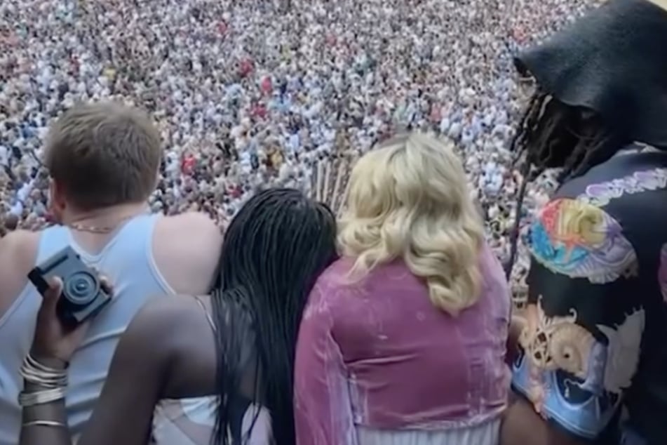 Von oben hatten Mercy (19), Madonna (67) und Akeem (28) eine gute Sicht auf das Pferderennen.