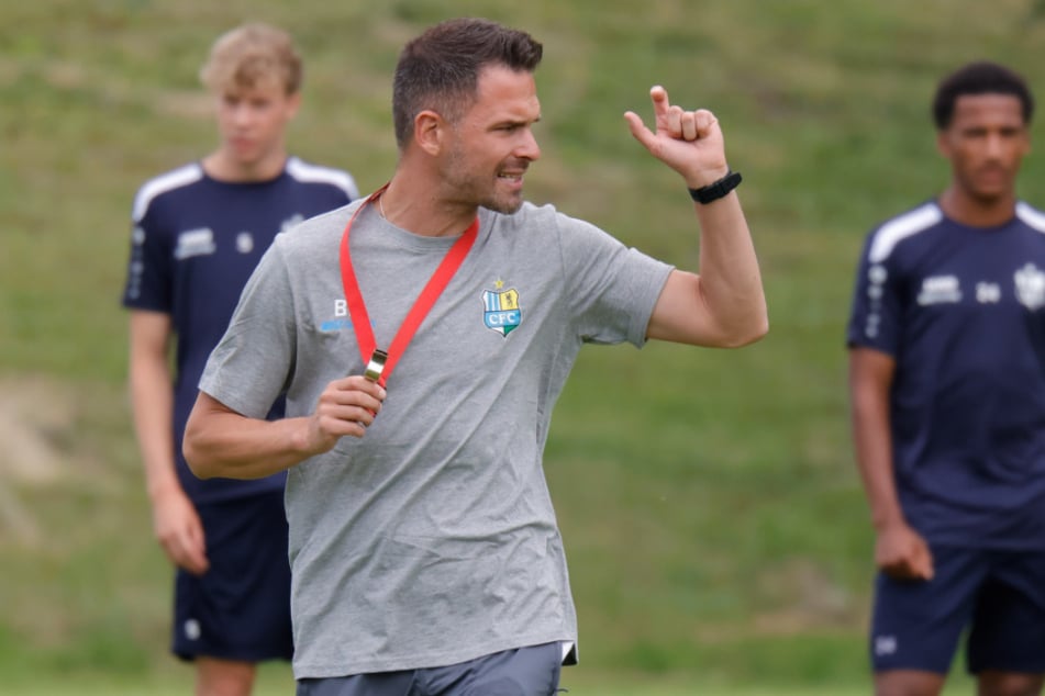 CFC-Trainer Benjamin Duda (37) zeigt's an: Beim Thema Schnelligkeit können Millisekunden und Zentimeter entscheidend sein.