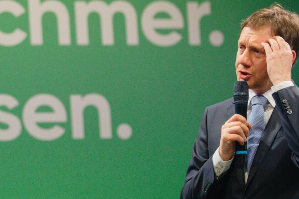 Die Dienstwagenflotte von Sachsens Ministerpräsident Michael Kretschmer (CDU) steht in der Kritik wegen ihrer Umweltunfreundlichkeit.