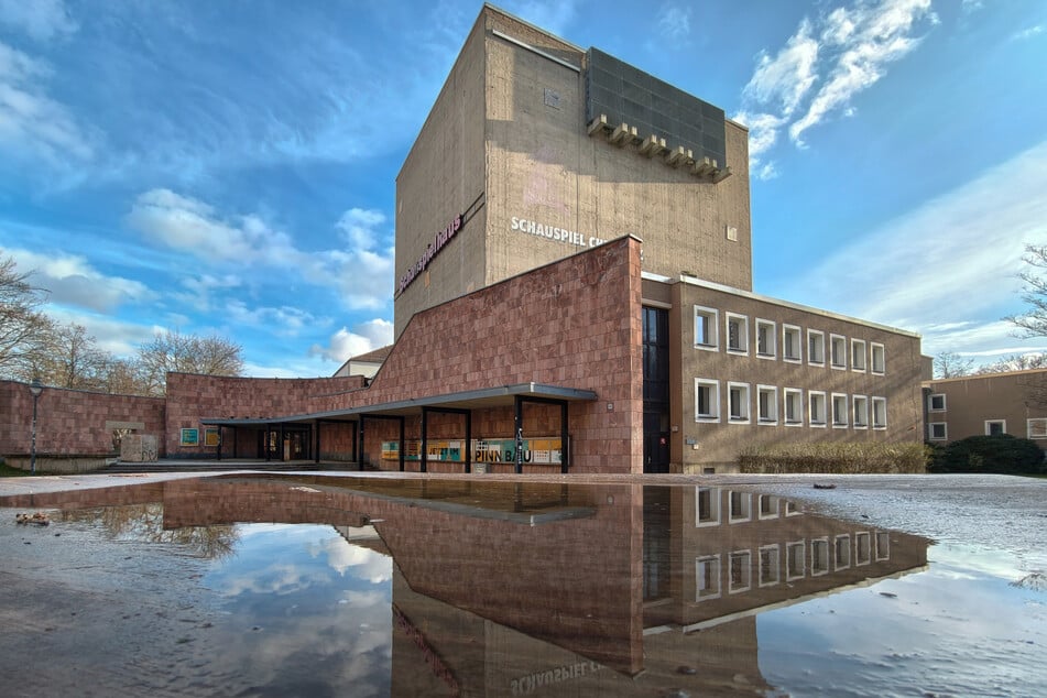 Das alte Chemnitzer Schauspielhaus ist seit Jahren Streitfall: Sanierung, Neubau oder neue Lösung - die Grundsatzentscheidung steht weiter aus.