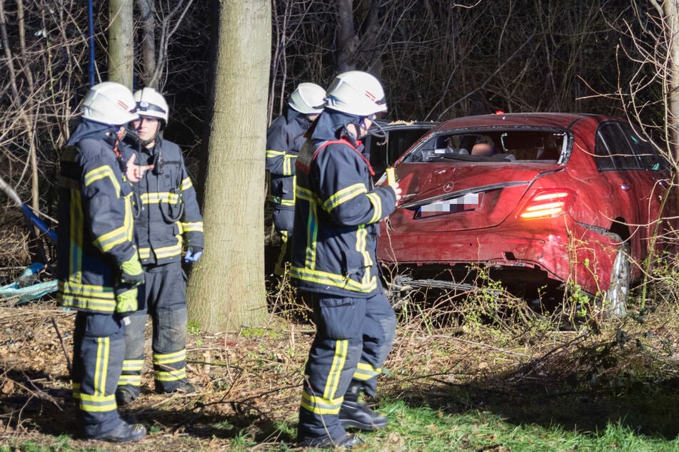 Unfall A57: Auto kracht auf A57 durch Bäume und Büsche - Rettungshelikopter landet auf Kölner Autobahn