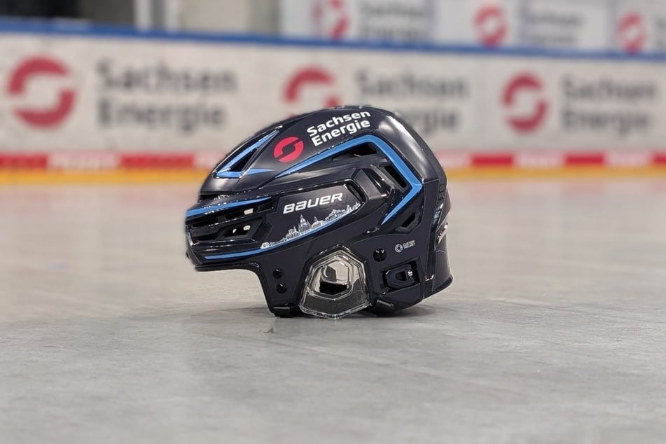 So sieht der neue Eislöwen-Helm aus. An der Seite ist die Stadtsilhouette zu sehen.