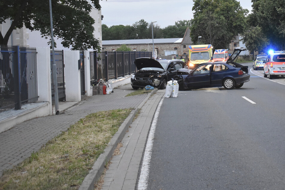 Sekundenschlaf! Auto kracht in Gegenverkehr, fünf Verletzte
