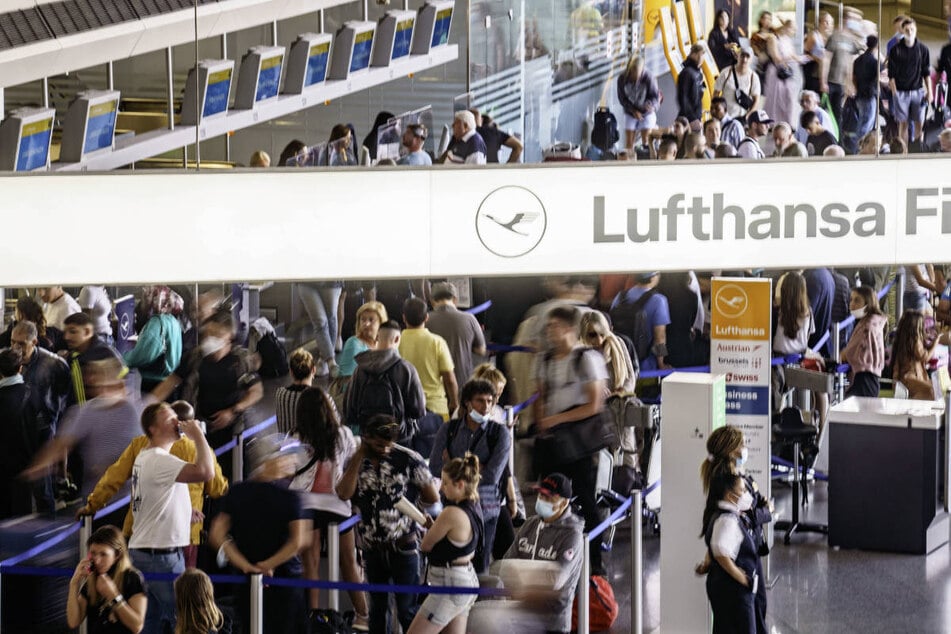 Im vergangenen Jahr war es vor allem wegen fehlenden Personals zu kurzfristigen Absagen und Verspätungen von Lufthansa-Flügen gekommen.