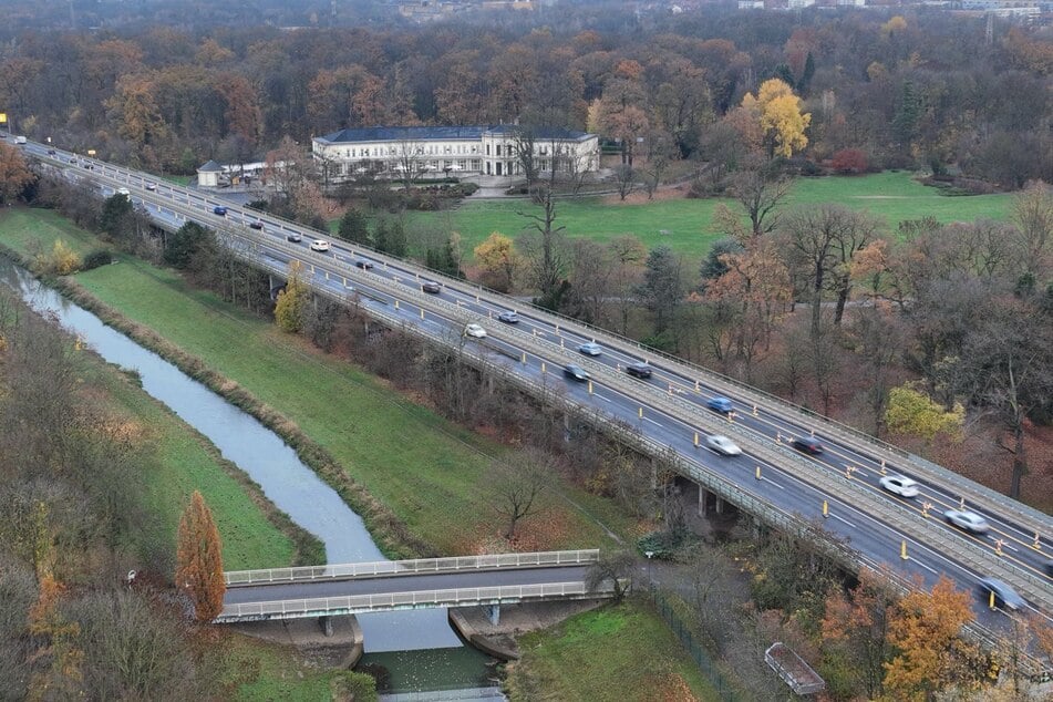 Die in der vergangenen Woche entnommenen Spannstahl-Proben von der Oberseite des Bauwerkes, die bereits bei Inaugenscheinnahme ein erhebliches Schadensbild gezeigt haben, werden nun genauer im Labor ausgewertet. Ergebnisse sollen Ende November vorliegen.