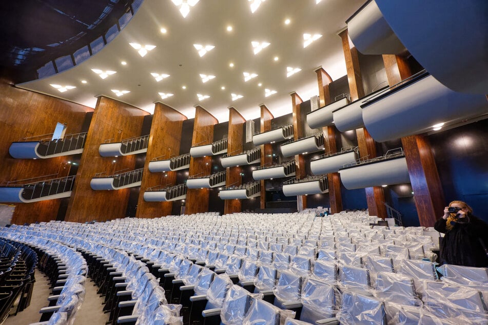 Die Kölner Oper stammt von 1957, das Schauspielhaus von 1962. Das Gebäudeensemble wurde seit 2012 saniert.