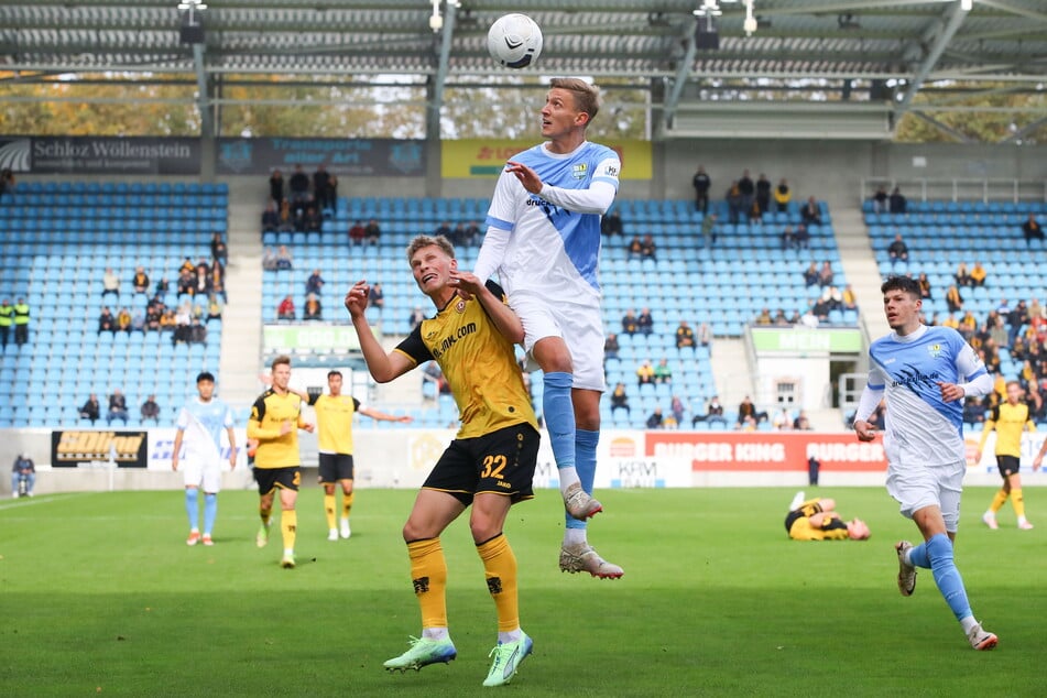 Felix Müller (27, M.) ist hier klarer Sieger im Duell mit Dynamo Dresdens Jonas Sterner (22).