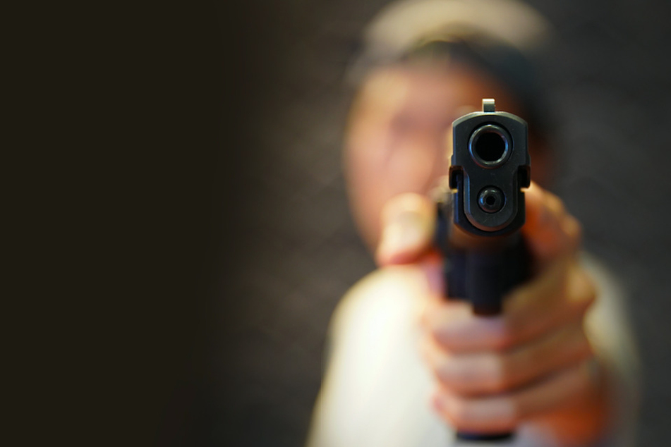 Von der vorgehaltenen Waffe ließ sich die Kassiererin nicht stören. (Symbolbild)