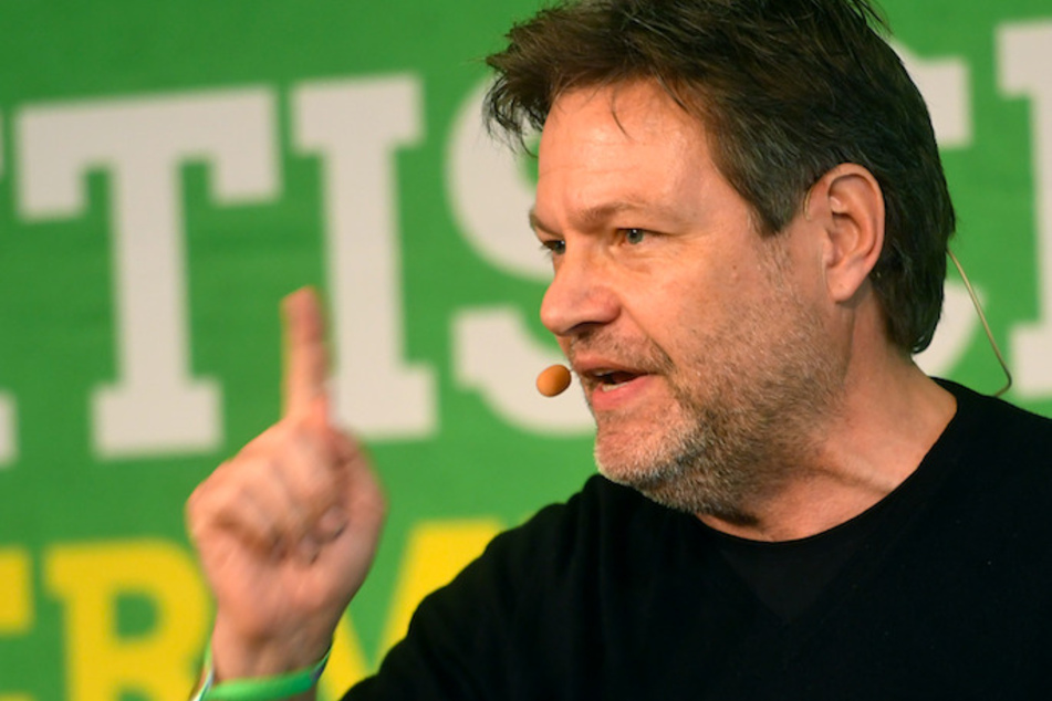 Robert Habeck (51), Bundesvorsitzender von Bündnis 90/Die Grünen, spricht beim Politischen Aschermittwoch der Grünen in Landshut.