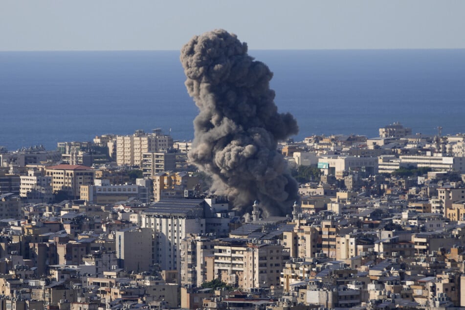 Nach einem israelischen Luftangriff steigt Rauch über einem Vorort von Beirut auf. (Symbolbild)