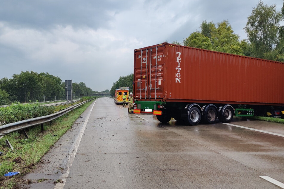 Die Autobahn musste in Fahrtrichtung Bremen voll gesperrt werden. Die Bergung des Lkw wird vermutlich noch bis in die Nacht dauern.