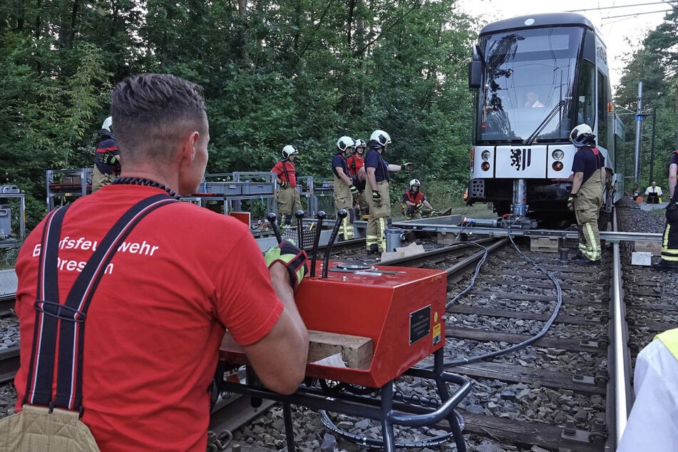 Per Hydraulik ging es für die tonnenschwere Tram zurück auf die Schiene.