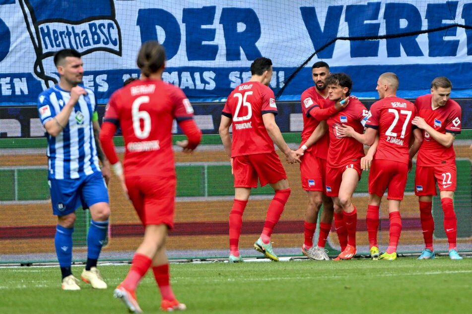 Die Kicker von Hertha BSC feiern den zwischenzeitlichen Ausgleich durch Haris Tabakovic (3.v.l.).