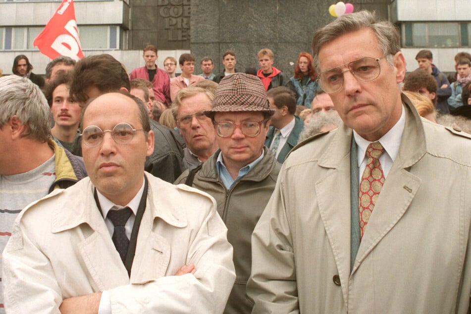 Eberhard Langer (r.) während einer Kundgebung vor dem Karl-Marx-Monument mit Gregor Gysi (l.) im Jahr 1994.