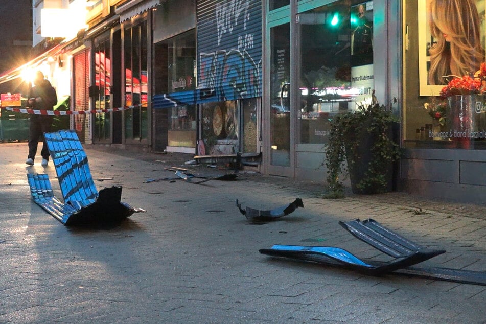 Die Unbekannten zerstörten mit einem SUV das Rolltor des Juweliers in Hamburg-Barmbek.