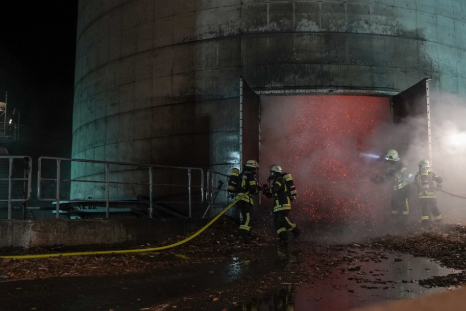 Längster Einsatz der Geschichte: Feuerwehr kämpft fast zwei Wochen gegen Silo-Brand
