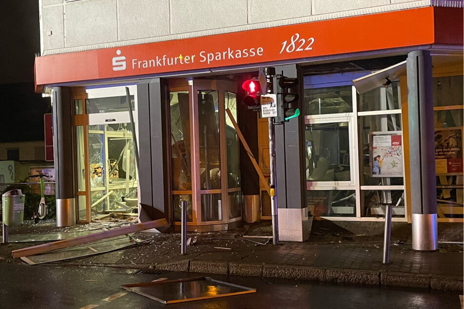 In der Nacht von Donnerstag auf Freitag sprengten bislang unbekannte Täter im Frankfurter Stadtteil Sossenheim einen Geldautomaten in die Luft.