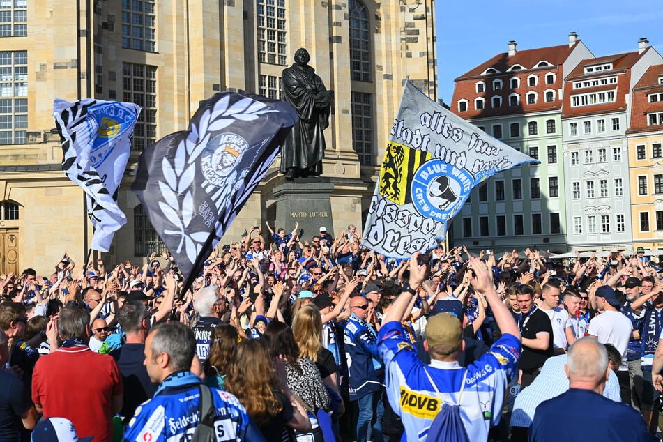 30. April: Auch die Eislöwen mobilisierten Massen bei ihrer Meisterfeier auf dem Neumarkt.