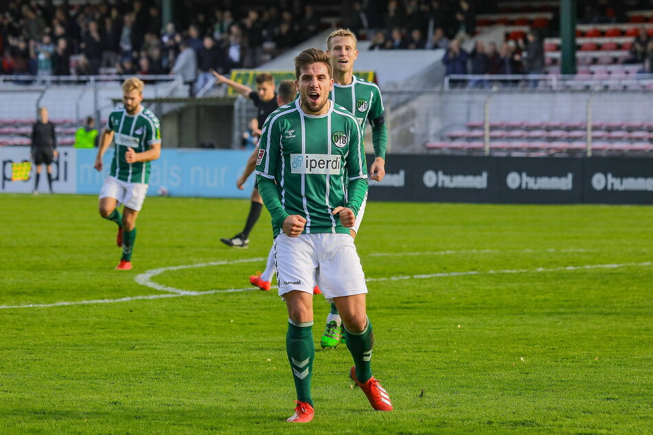 Ahmet Arslan (29, vorn) jubelt 2019 im Trikot seines Heimatvereins VfB Lübeck. 2020 ging er zum Erzrivalen Kiel.