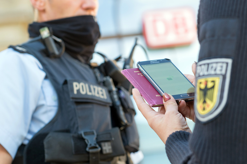Als die Polizei den Mann überprüfte, stellte sich heraus, dass er erst vor kurzem entlassen worden war. (Symbolbild)