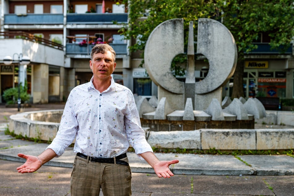 Auch Grünen-Politiker Thomas Löser (51) setzt sich für die Sanierung des östlichen Kracht-Brunnens am Neustädter Markt ein.