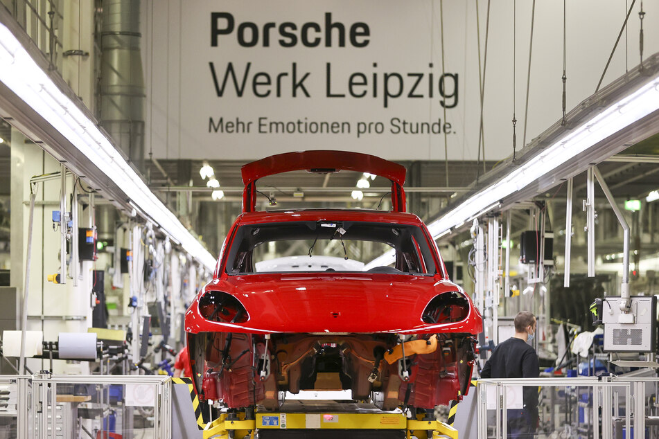 Ein Porsche Macan verlässt die "Interieur-Linie" im Leipziger Porsche Werk.