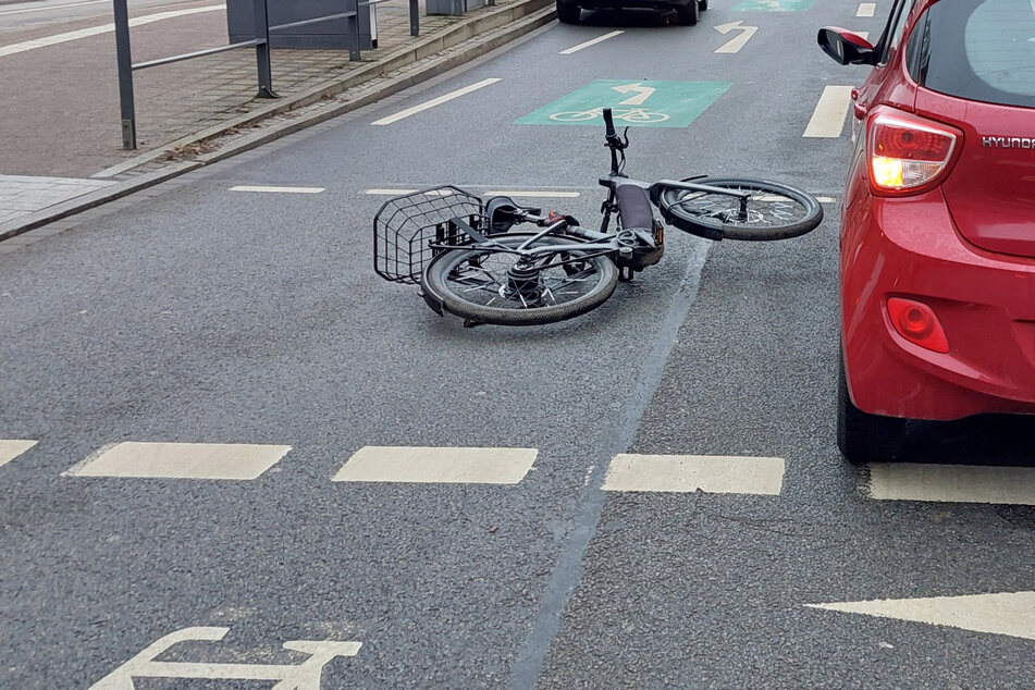 Crash auf Martin-Luther-Ring: E-Bike-Fahrerin stößt mit Auto zusammen